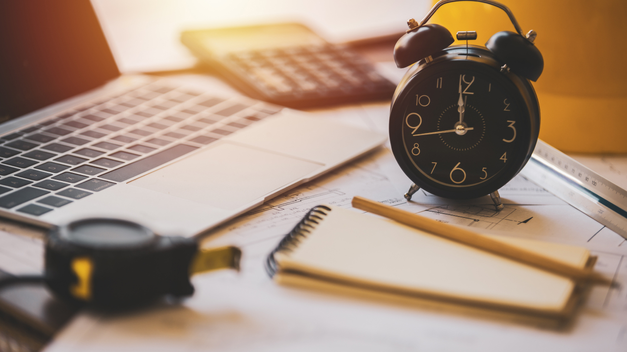 パソコンと時計の写真